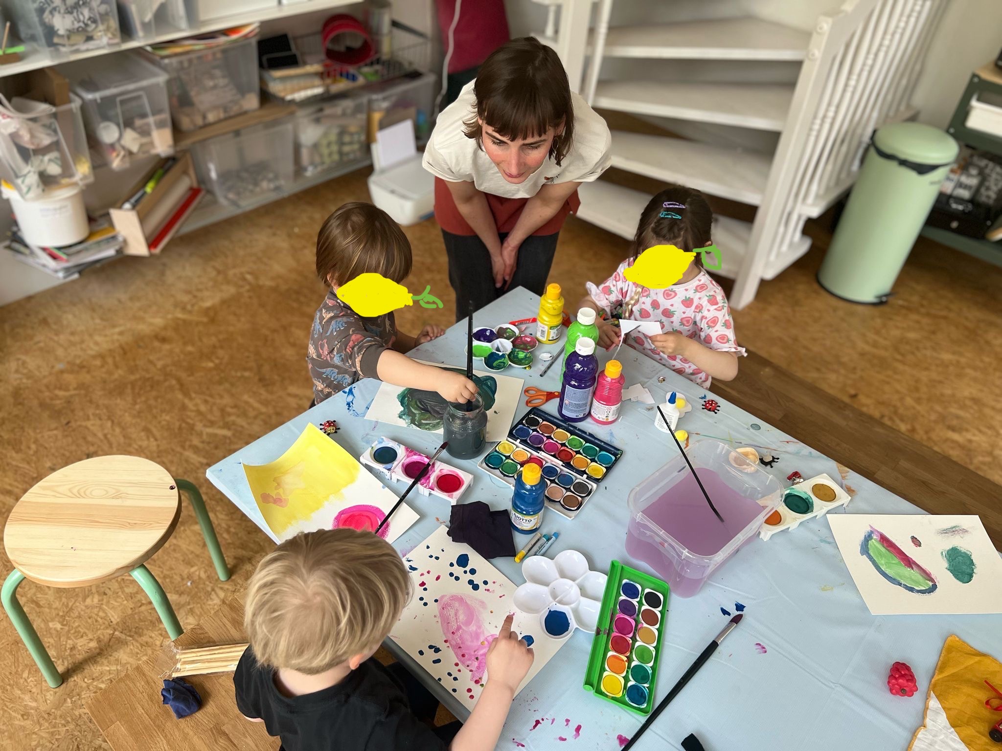 Kinderkunstkurs mit Anleiterin