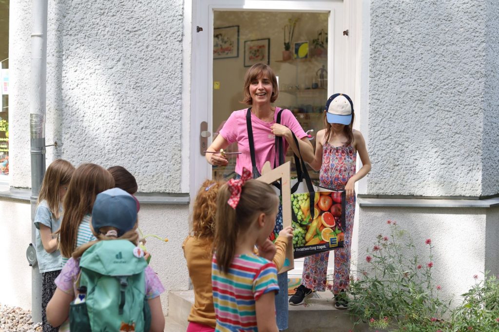 Sophia mit Kindern beim Rausgehen